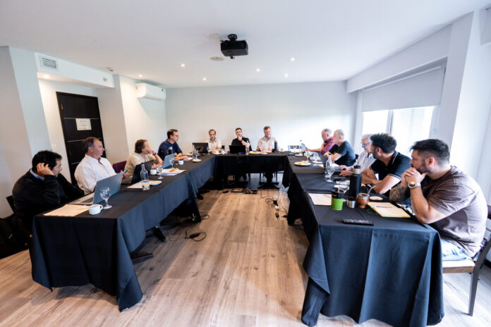 Equipo-trabajando-scaled